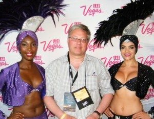 Stand Bys Henrik Baumgarten med to showgirls fra Las Vegas